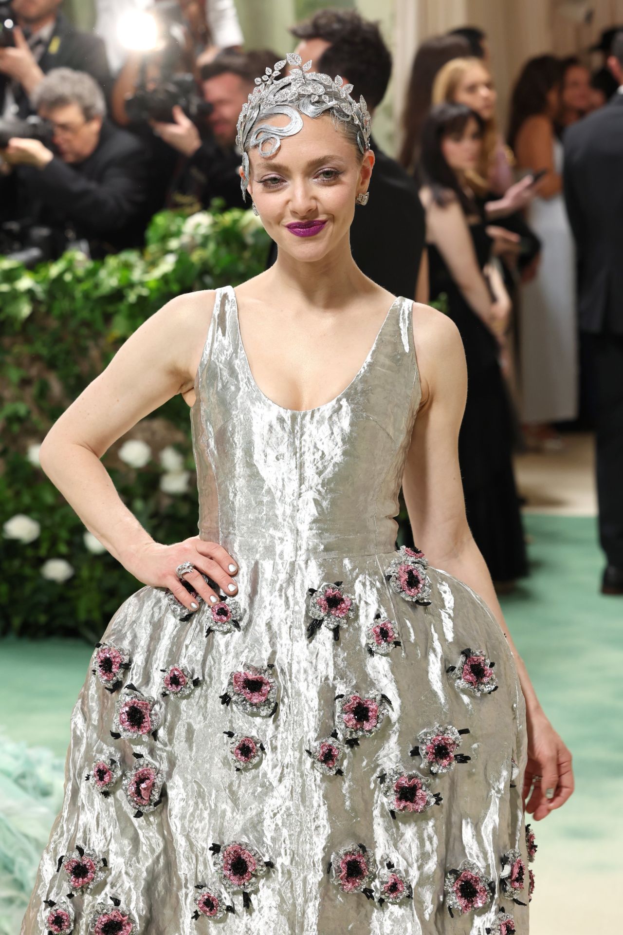 AMANDA SEYFRIED MET GALA 2024 RED CARPET APPEARANCE AND HAIR TRANSFORMATION NEW YORK10